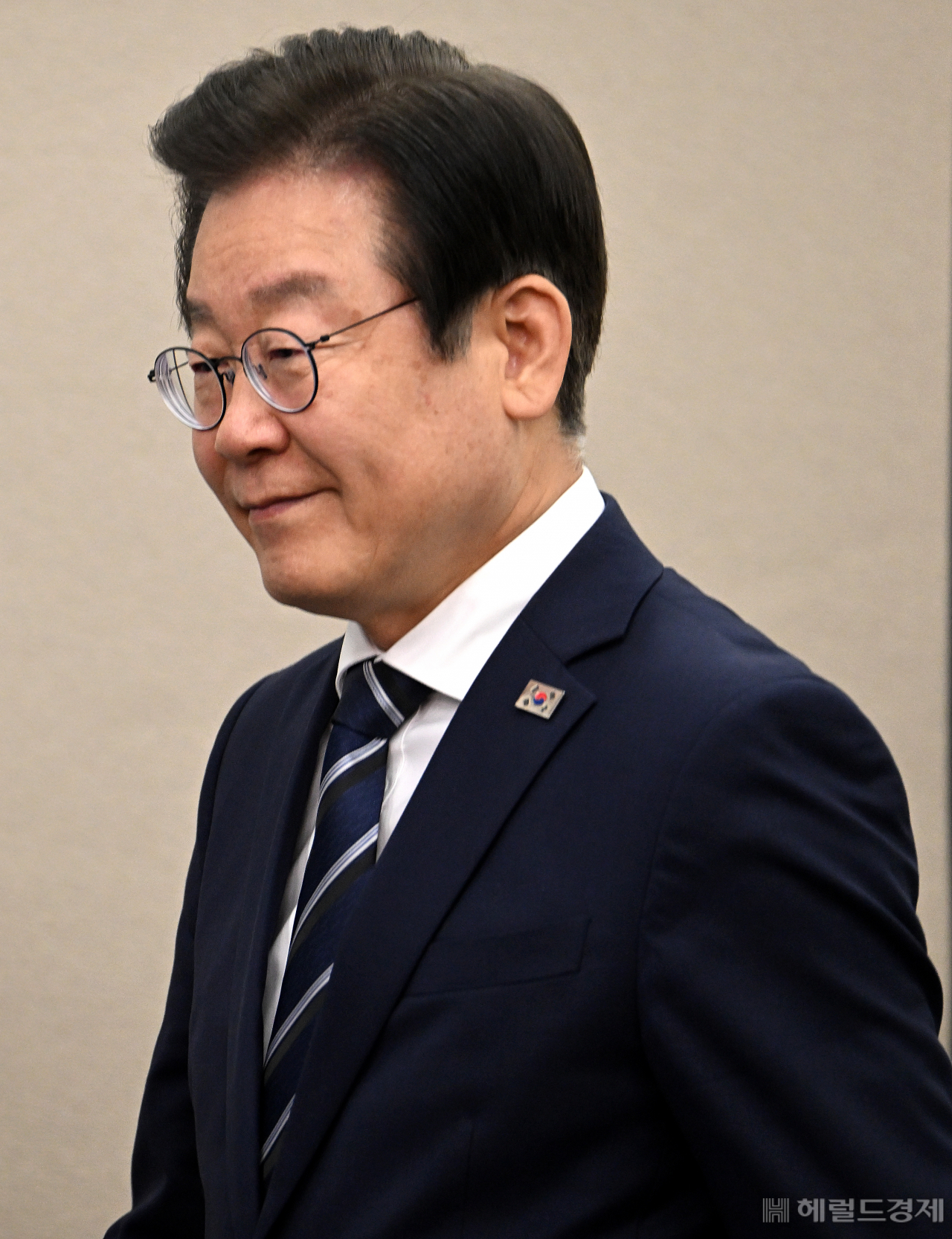 이재명 더불어민주당 당대표가 24일 서울 영등포구 여의도 국회의사당 본청에서 열린 더불어민주당 최고위원회의에 참석하고 있다. 임세준 기자