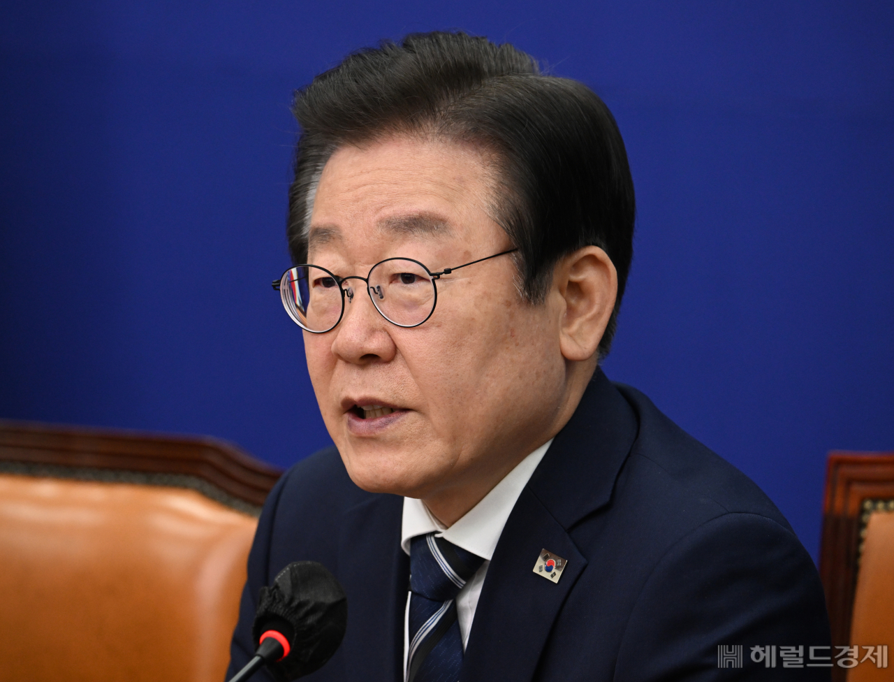 이재명 더불어민주당 당대표가 24일 서울 영등포구 여의도 국회의사당 본청에서 열린 더불어민주당 최고위원회의에 참석해 발언하고 있다. 임세준 기자