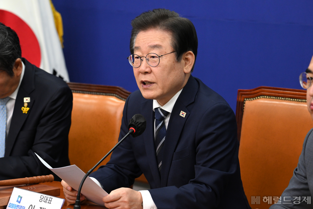 이재명 더불어민주당 당대표가 24일 서울 영등포구 여의도 국회의사당 본청에서 열린 더불어민주당 최고위원회의에 참석해 발언하고 있다. 임세준 기자