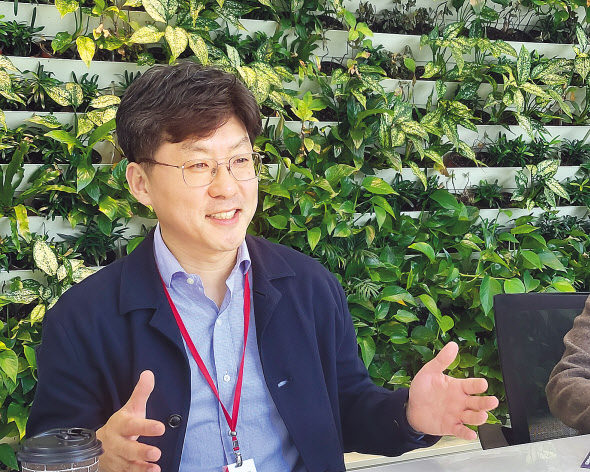 철강금속 원부자재 ‘당근마켓’격인 ‘철수씨’ 서비스를 개발한 김기환 대홍코스텍 대표가 사업 과정을 설명하고 있다. 유재훈 기자