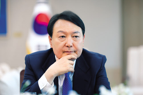 윤석열 대통령이 지난 18일 서울 용산 대통령 집무실에서 로이터 통신과 인터뷰하고 있다. [연합]