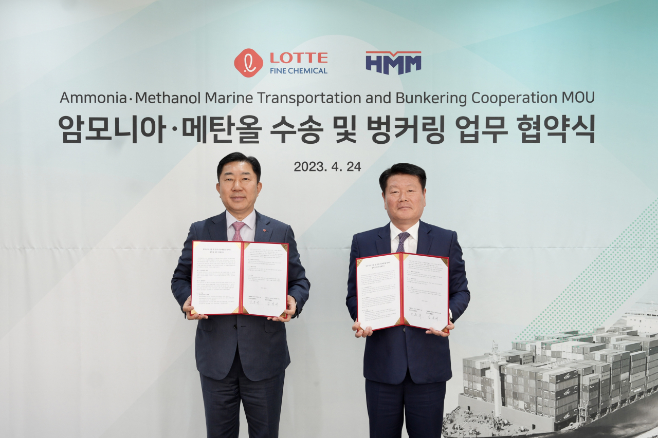 24일 서울 삼성동 롯데정밀화학에서 진행된 ‘탄소중립을 위한 암모니아 해상운송 및 암모니아·메탄올 벙커링 업무협약식’에서 김경배(오른쪽) HMM 대표이사와 김용석 롯데정밀화학 대표이사가 업무협약 서명을 마친 후 기념촬영을 하고 있다. [HMM 제공]