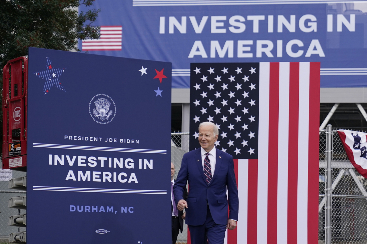 US President Joe Biden arrives to speak about jobs during a visit to semiconductor manufacturer Wolfspeed Inc., in Durham, NC on March 28. (AP-Yonhap)