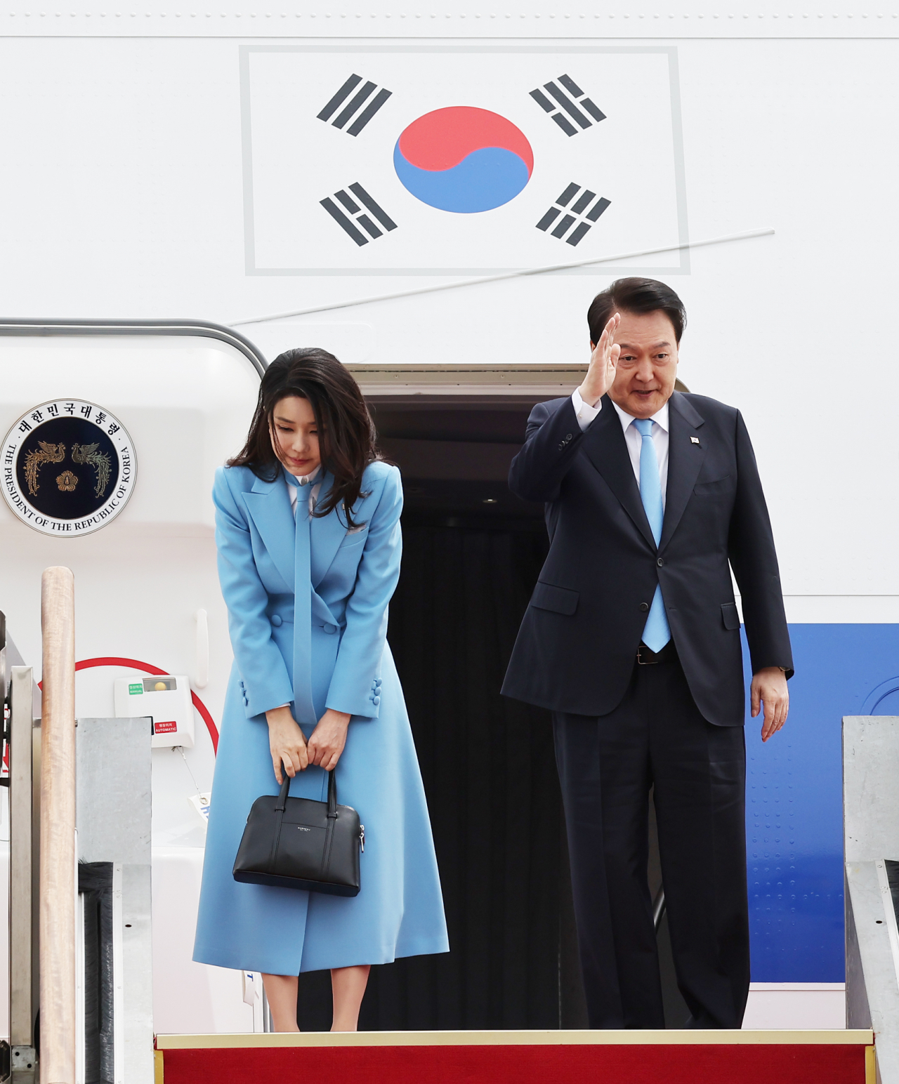 미국을 국빈 방문하는 윤석열 대통령과 김건희 여사가 24일 성남 서울공항에서 공군 1호기에 탑승, 환송객들에게 인사하고 있다. 윤 대통령은 조 바이든 미국 대통령 초청으로 이날부터 5박 7일 일정으로 미국을 국빈 방문한다. 국빈 방미는 2011년 이명박 당시 대통령 이후 12년 만이다. [연합]