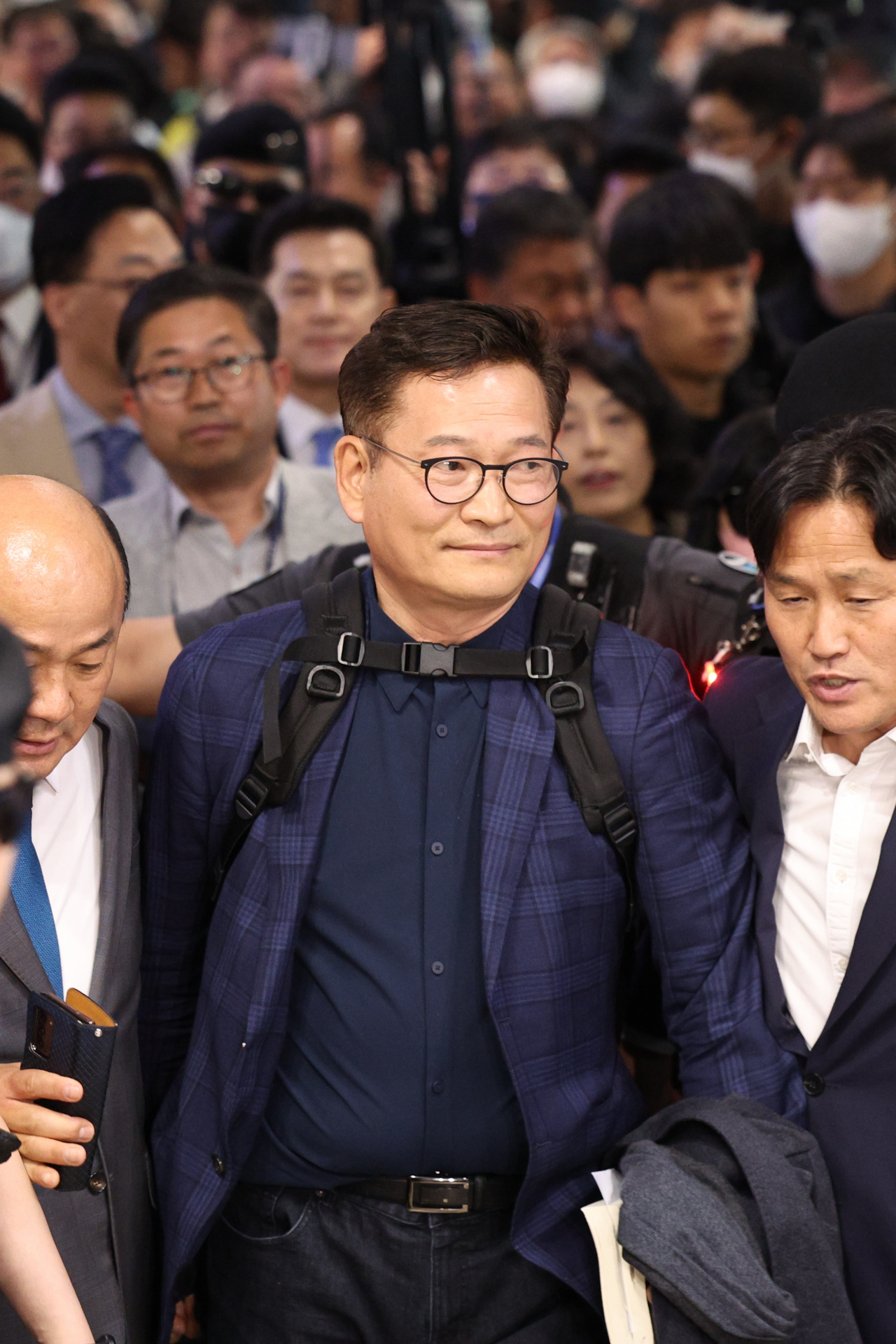 송영길 전 더불어민주당 대표가 24일 오후 인천국제공항 제1여객터미널을 통해 귀국해 출국장을 나서고 있다. 송 전 대표는 22일 프랑스 파리에서 2021년 전당대회 돈봉투 의혹과 관련해 탈당 의사를 밝힌 뒤 조기 귀국했다. [연합]