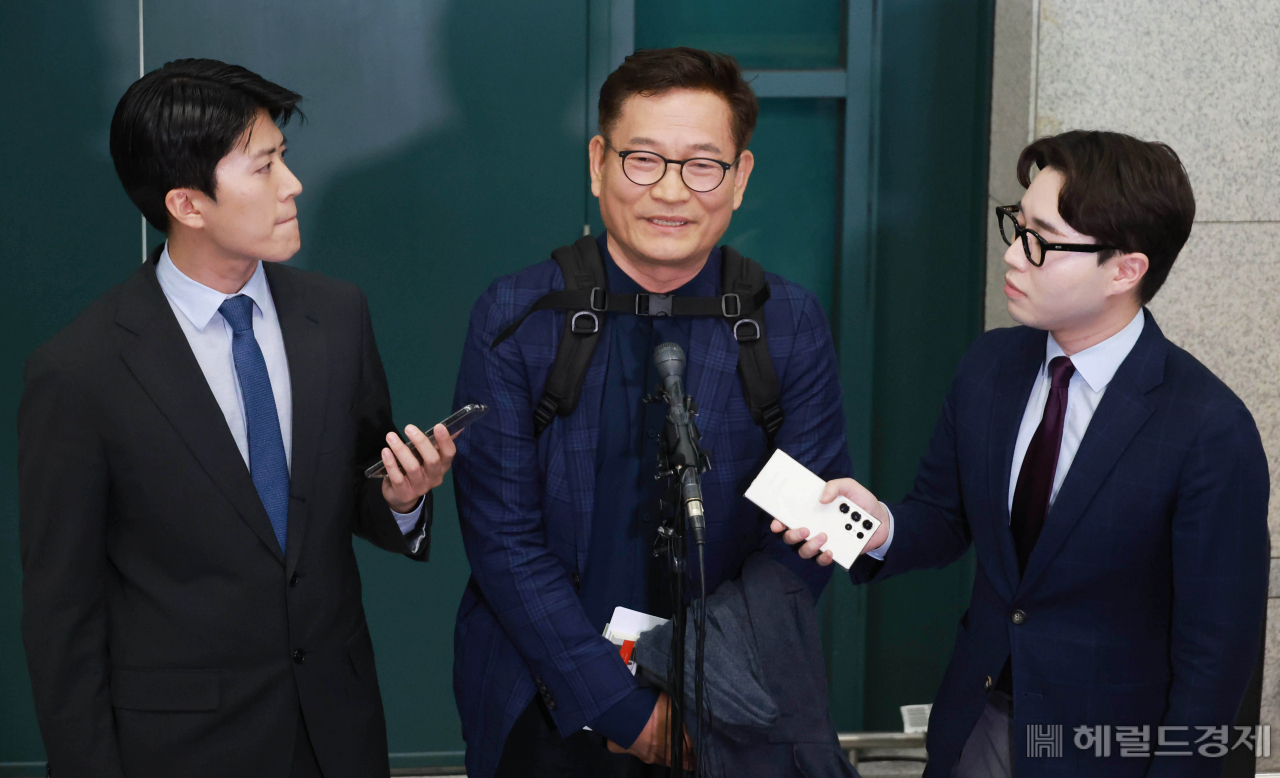 송영길 전 더불어민주당 대표가 24일 오후 인천국제공항을 통해 귀국한 뒤 취재진에게 더불어민주당 전당대회 돈 봉투 의혹과 관련해 입장을 밝히고 있다. 이상섭 기자