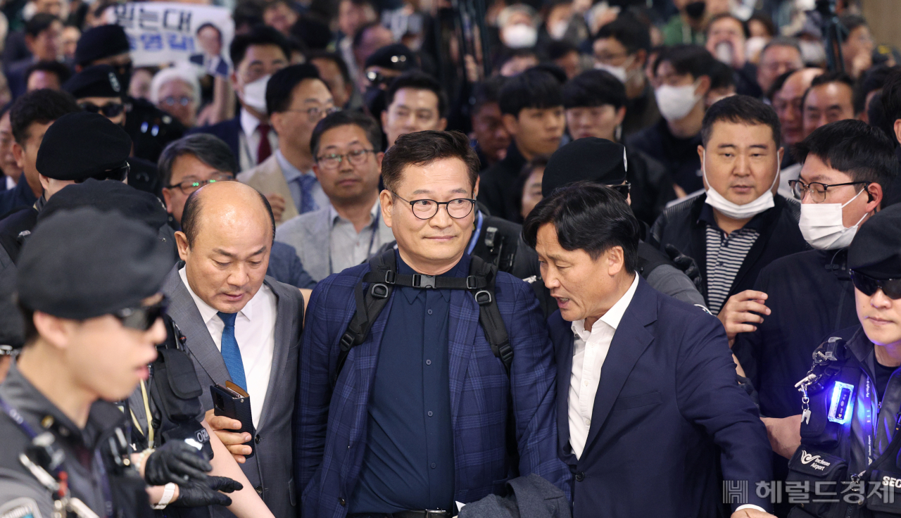 송영길 전 더불어민주당 대표가 24일 오후 인천국제공항 제1여객터미널을 통해 귀국해 건물을 나서고 있다. 송 전 대표는 22일 프랑스 파리에서 2021년 전당대회 돈 봉투 의혹과 관련해 탈당 의사를 밝힌 뒤 조기 귀국했다. 이상섭 기자