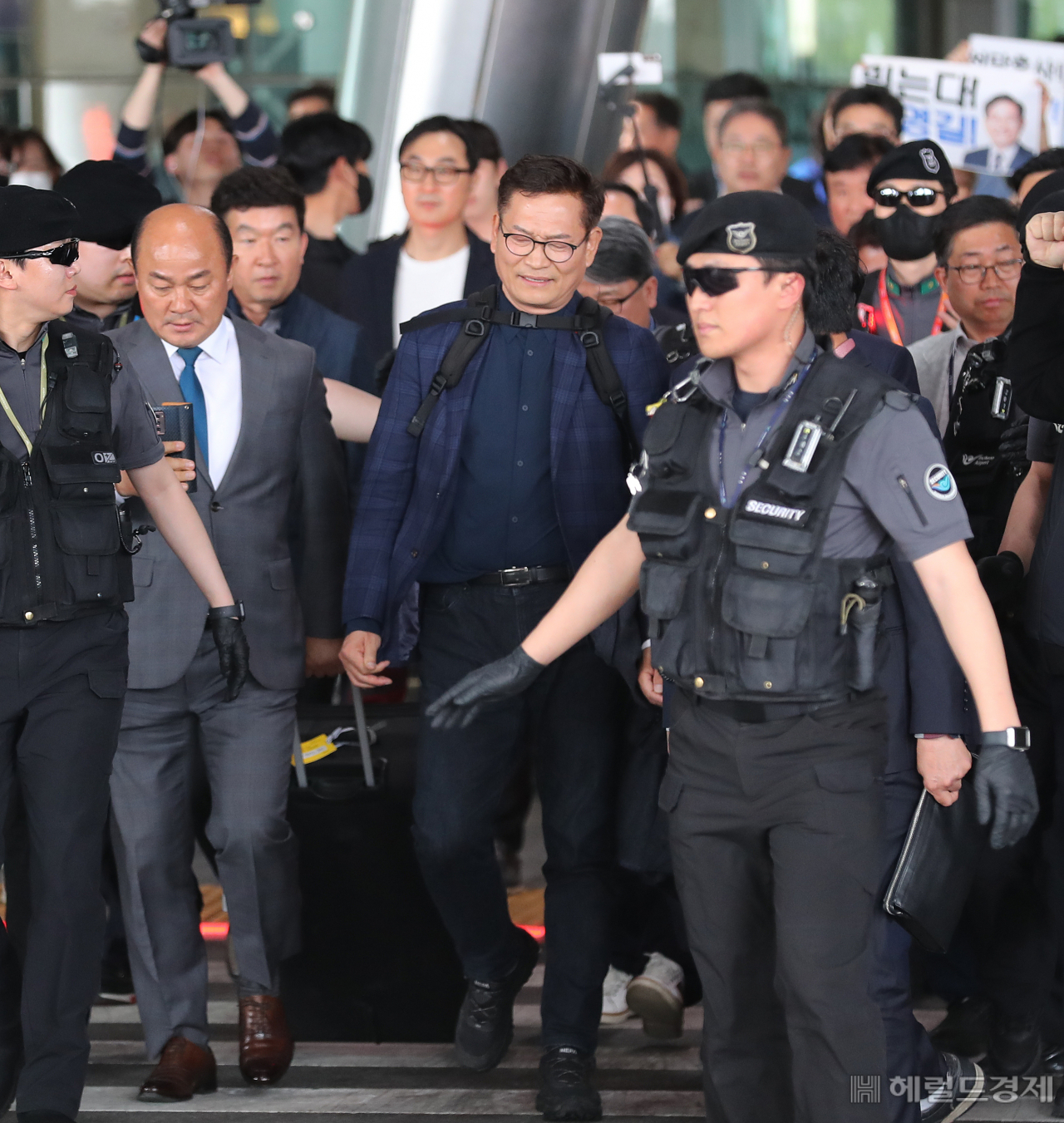 송영길 전 더불어민주당 대표가 24일 오후 인천국제공항 제1여객터미널을 통해 귀국했다. 송 전 대표는 22일(현지시간) 프랑스 파리에서 2021년 전당대회 돈 봉투 의혹과 관련해 탈당 의사를 밝힌 뒤 조기 귀국했다. 인천=이상섭 기자