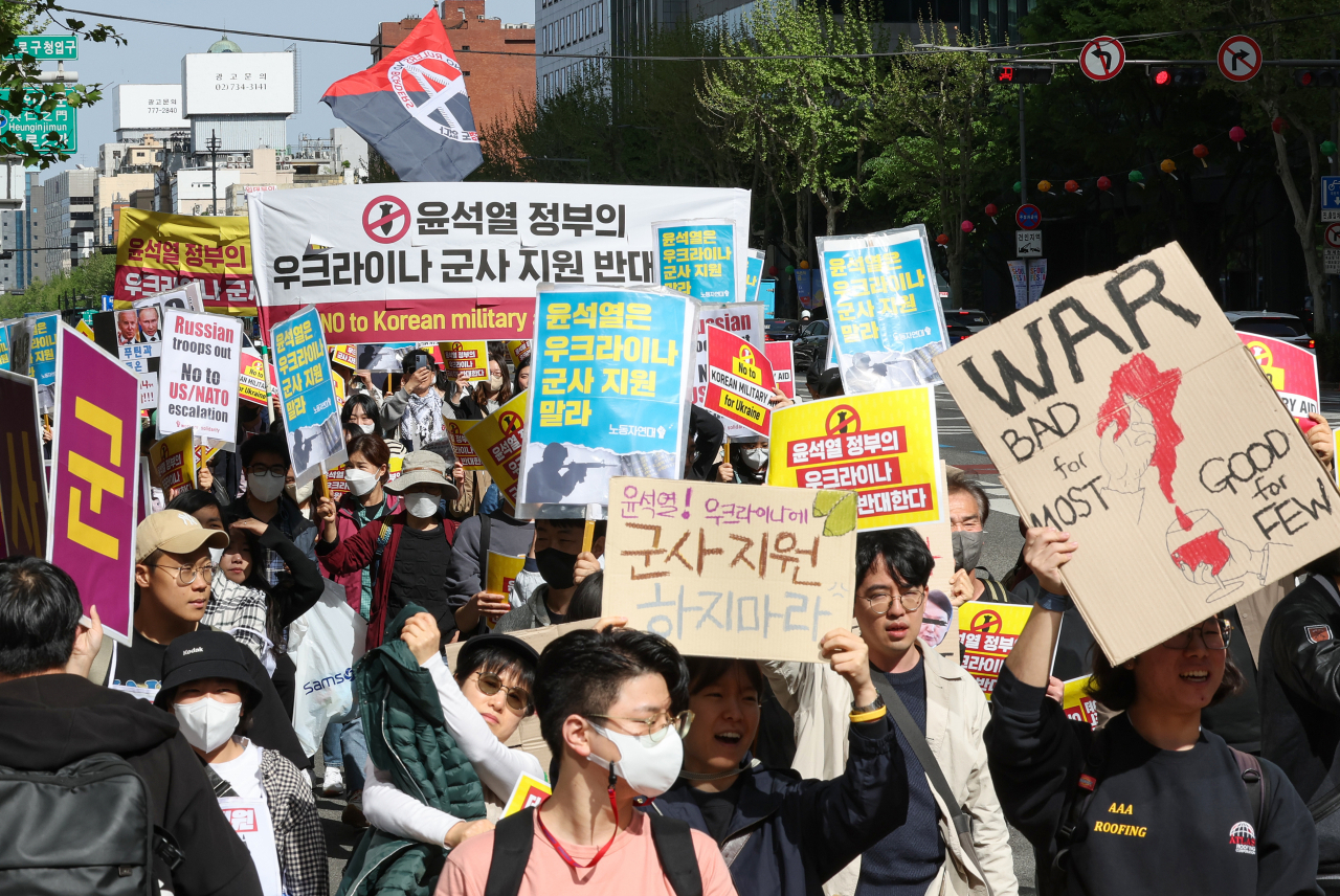 노동자연대 관계자들이 지난 22일 오후 서울 종로구청입구교차로 인근에서 정부의 우크라이나 군사 지원을 반대하며 행진하고 있다. 연합뉴스
