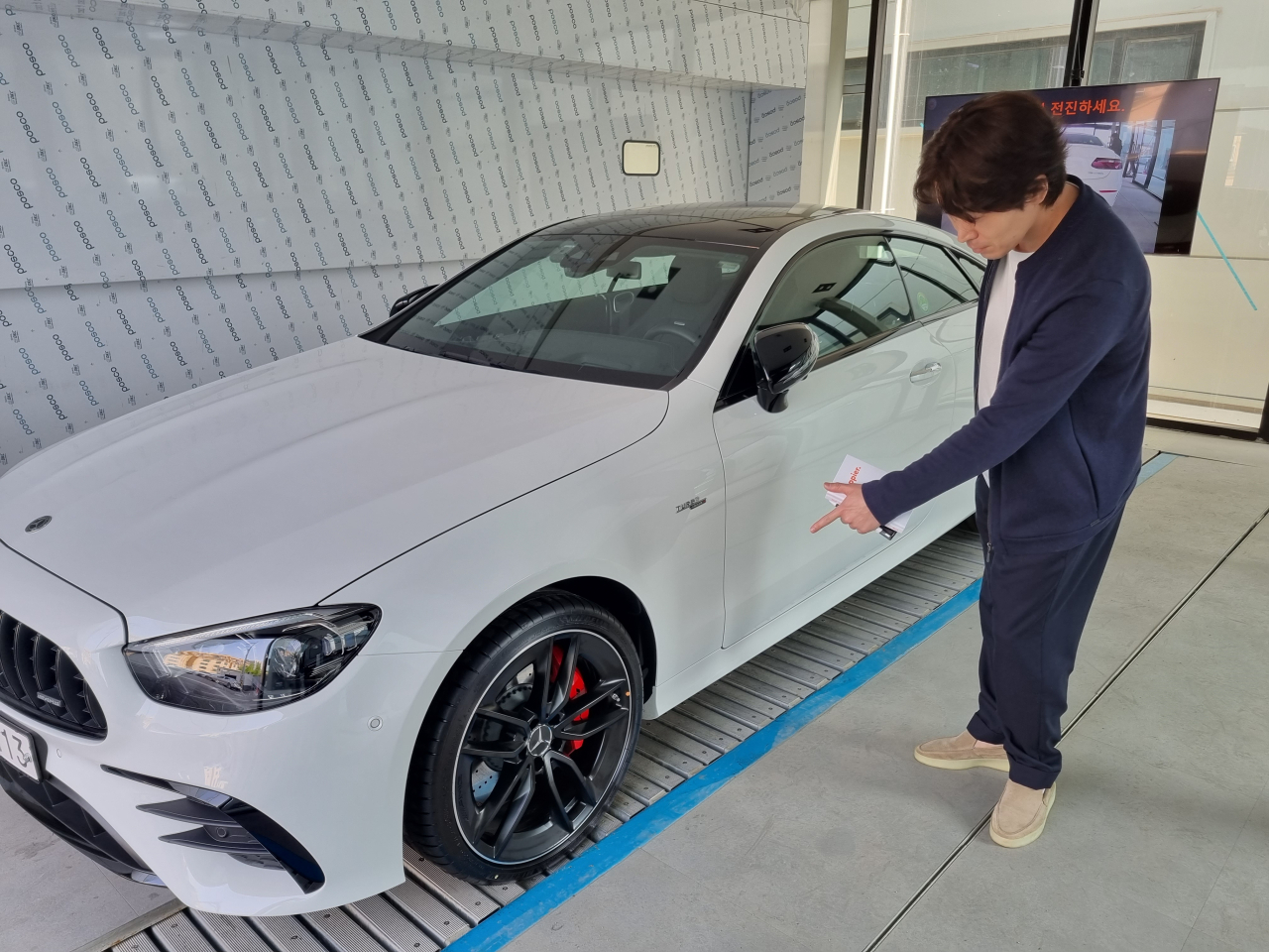 안효진 체카 대표가 실제 판매를 앞둔 중고차 상태를 설명하고 있다. 김상수 기자