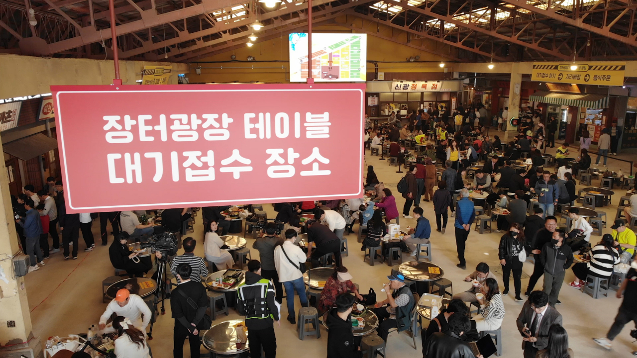 '백종원 효과'로 전국적인 명소로 떠오른 충남 예산시장이 1일 각지에서 모여든 관광객들로 붐비는 모습. 예산시장은 그동안 문제로 지적됐던 울퉁불퉁하고 먼지 날리던 장옥 바닥을 다시 포장하고 공중화장실을 단장하는 등 한달 여간의 재정비 작업을 마치고 이날 다시 문을 열었다. [연합]