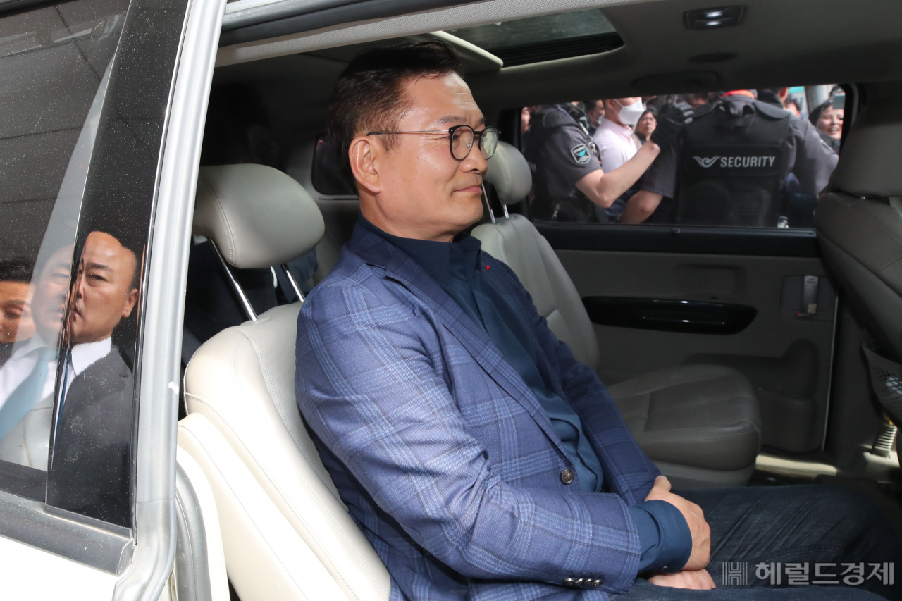 송영길 전 더불어민주당 대표가 지난달 24일 오후 인천국제공항 제1여객터미널을 통해 귀국해 차량에 탑승하고 있다. 송 전 대표는 지난 22일(현지시간) 프랑스 파리에서 2021년 전당대회 돈 봉투 의혹과 관련해 탈당 의사를 밝힌 뒤 조기 귀국했다. 인천=이상섭 기자