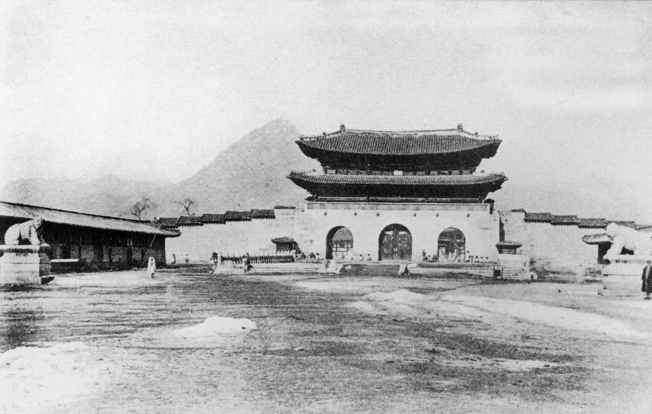 1890년대 광화문과 월대 전경(도서출판 서문당 제공)