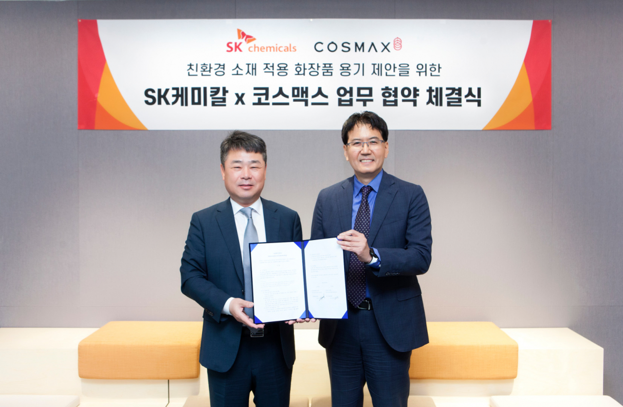 김현석(오른쪽) SK케미칼 사업개발 본부장과 김남중 코스맥스 국내 마케팅 본부 전무가 지난 24일 양사 간 ‘화장품 용기 제안 협력 모델 구축 업무협약’을 맺고 기념촬영을 하고 있다. [SK케미칼 제공]