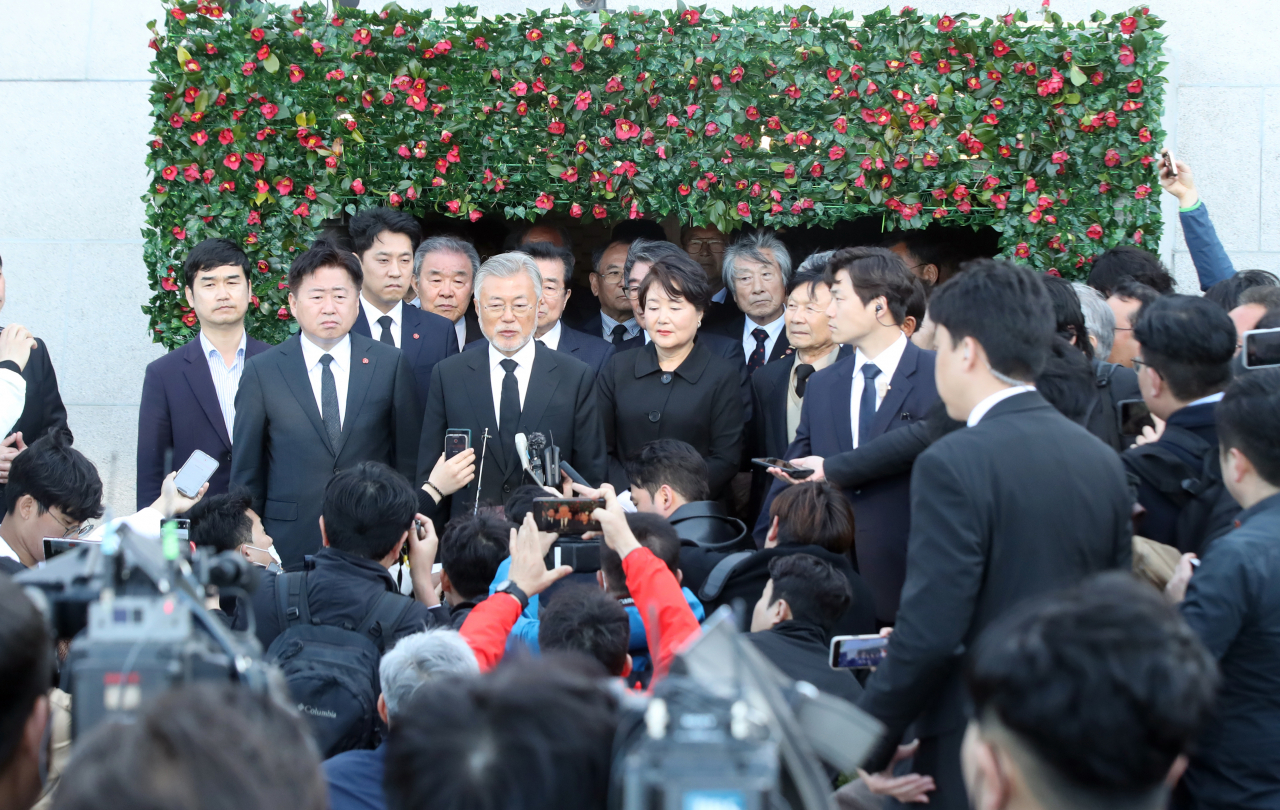 제75주년 4·3희생자 추념일인 3일 오후 문재인 전 대통령이 제주시 봉개동 4·3 평화공원을 찾아 희생자들의 넋을 기린 뒤 취재진을 만나고 있다. [연합]