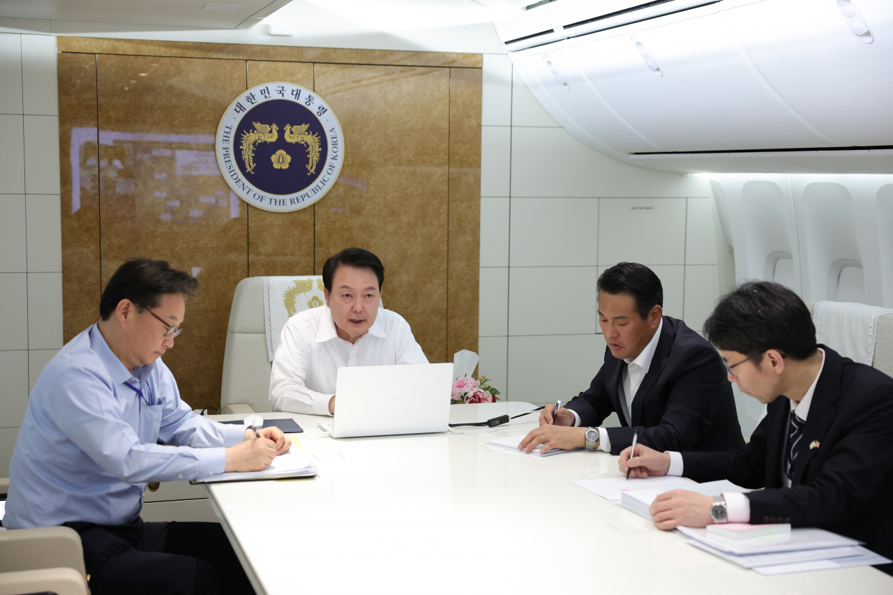 윤석열 대통령이 24일(현지시간) 미국 워싱턴DC로 향하는 공군 1호기에서 수단 교민 철수 관련 회의를 주재하고 있다. [연합]
