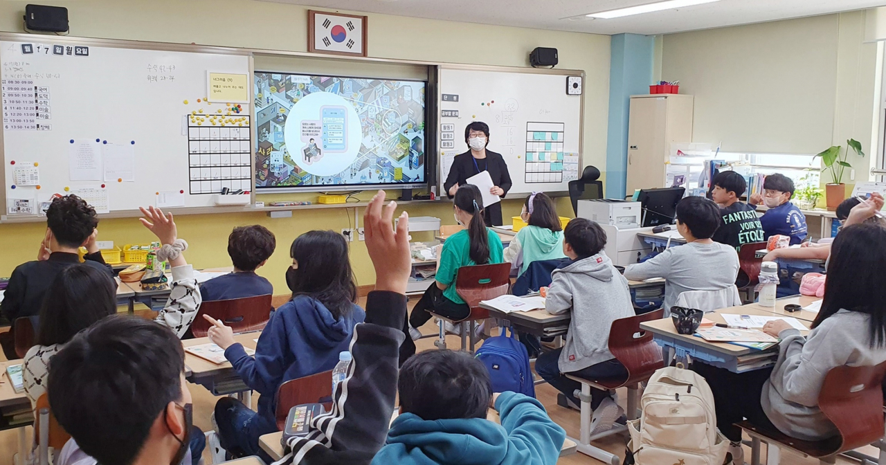 지난 20일 세종시 여울초등학교에서 6학년 학생들이 수업을 하고 있는 모습. 사진은 기사와 무관. 연합뉴스