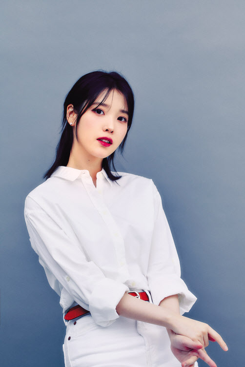 오는 26일 개봉하는 영화 ‘드림’에서 다큐 PD 소민 역을 맡은 아이유는 헤럴드경제와 인터뷰서 “오랜만에 밝고 심플한 역을 맡았다”며 “관객들이 잘 봐주신다면 밝고 일상적인 캐릭터에 대해서도 자신감을 가지고 좀 더 해나갈 수 있을 것 같다”고 말했다.