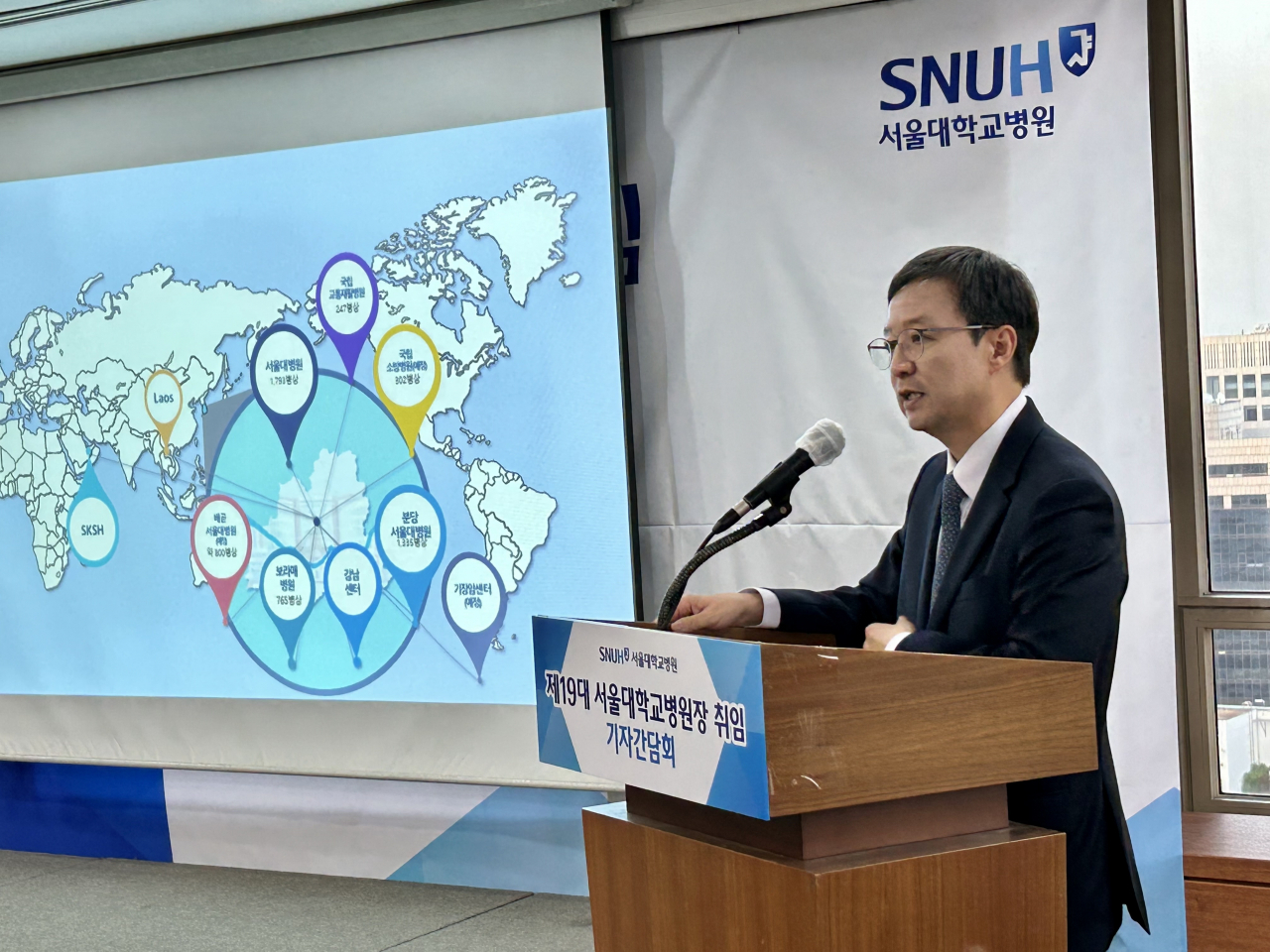 제19대 신임 김영태 병원장이 24일 한국프레스센터 18층 외신기자클럽에서 기자간담회를 열고 서울대병원의 경영계획을 발표하고있다.