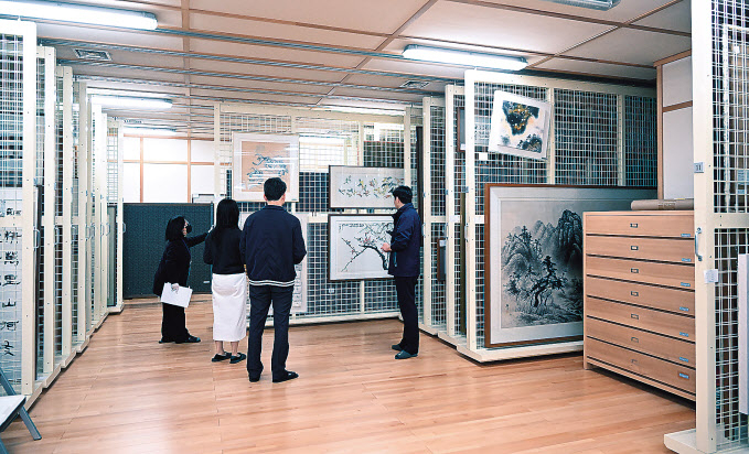 21일 서울 영등포구 여의도 국회 내 국회도서관 수장고에서 관계자가 취재진에게 소장품을 설명하고 있다. 임세준 기자