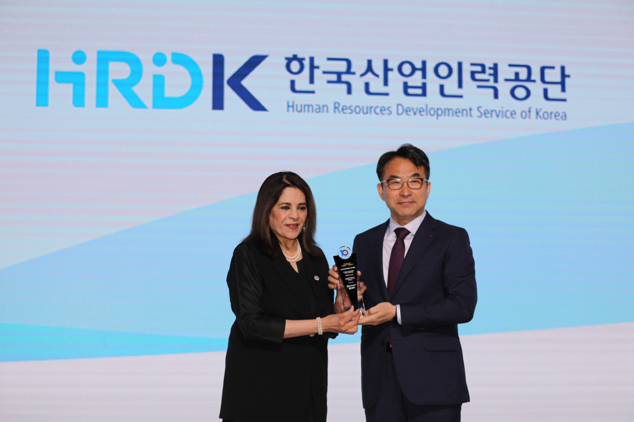 한국산업인력공단은 25일 서울 신라호텔에서 열린 '한-세계은행 협력기금(KWPF) 10주년 기념 콘퍼런스'에서 동아시아 지역 인적자원개발에 기여한 공로를 인정받아 '10주년 기념상'을 수상했다. KWPF 10주년 기념상을 수상하는 공단 강현철 능력개발이사 [한국산업인력공단 제공]
