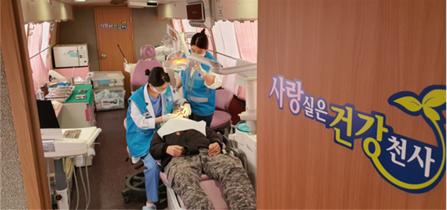 국민건강보험공단은 2009년부터 진료차량을 이용하여 찾아가는 의료봉사를 실시하고 있다. [국민건강보험공단 제공]