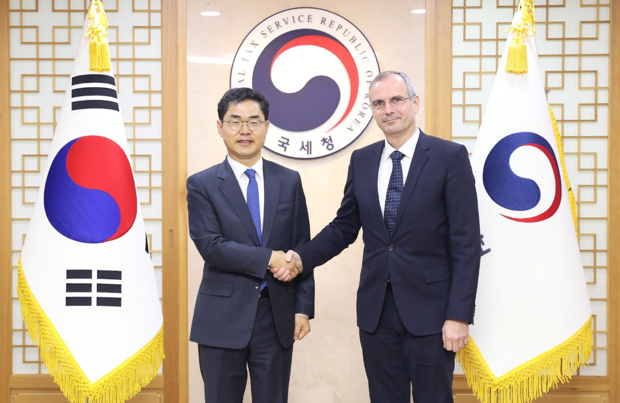김창기 국세청장이 25일 서울지방국세청 열린 '제3차 한·헝가리 국세청장 회의'에서 바구이헤이 페렌츠 헝가리 국세청장과 악수하고 있다. 연합뉴스
