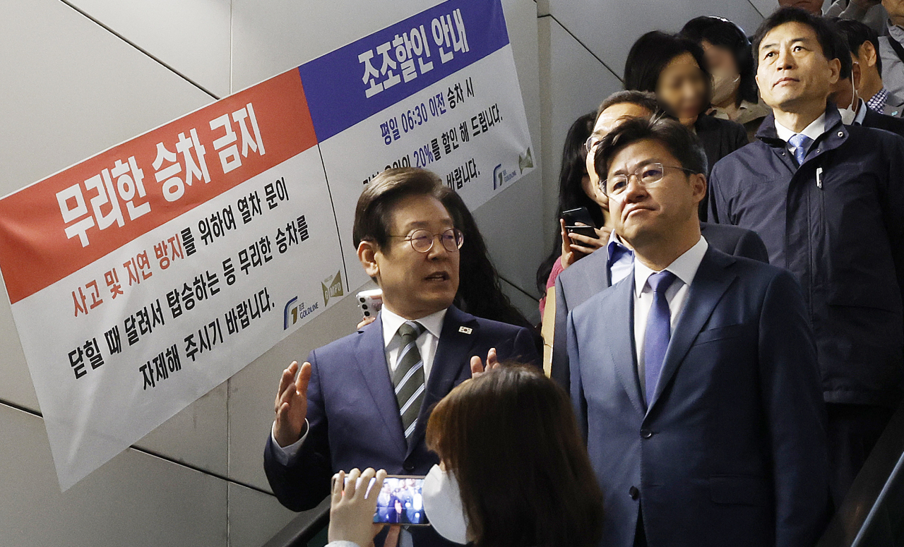이재명 더불어민주당 대표가 25일 오전 경기도 김포시 김포도시철도(김포골드라인) 운양역에서 열차에 탑승하기 위해 에스컬레이터를 타고 이동하고 있다. [연합]