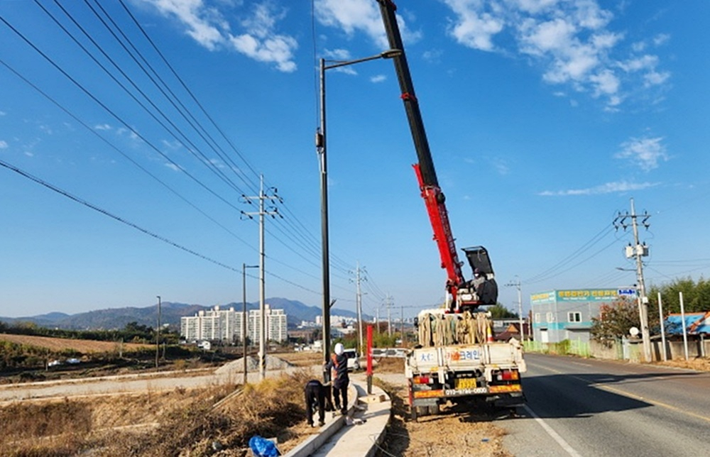 가로등 감시기 설치 작업