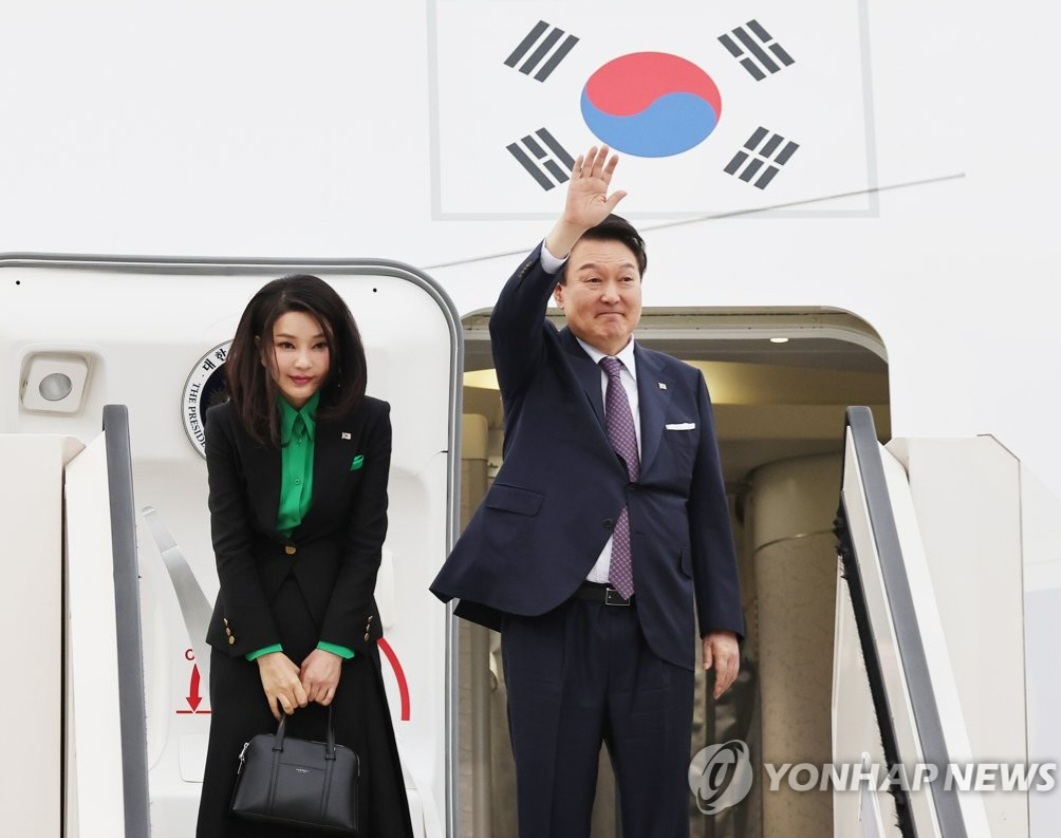 윤석열 대통령과 김건희 여사가 지난달 17일 오후 도쿄 하네다공항에서 공군 1호기에 올라 환송객들에게 인사하고 있다. [연합]