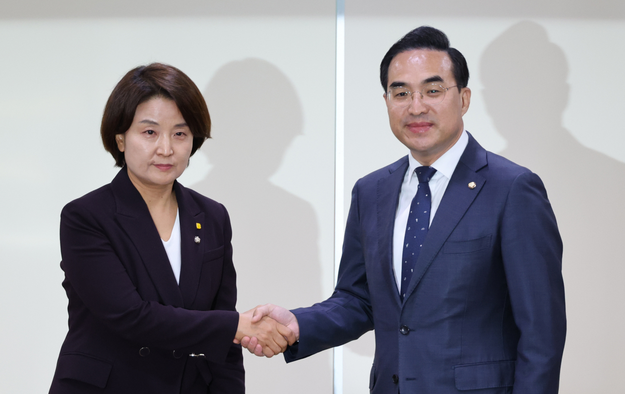 박홍근 더불어민주당 원내대표(오른쪽)와 이은주 정의당 원내대표가 25일 국회에서 특검법 관련 논의를 위해 만나고 있다. [연합]