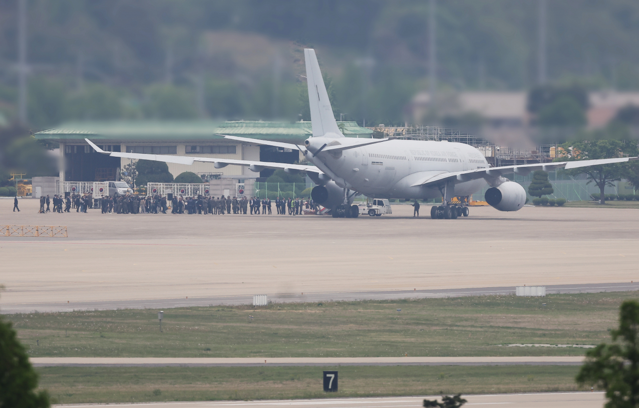 군벌 간 무력 분쟁을 피해 수단을 탈출한 교민 28명이 25일 오후 서울공항에서 우리 공군의 KC-330 ‘시그너스’ 다목적 공중급유기 편으로 입국해 기체에서 내리고 있다. [연합]