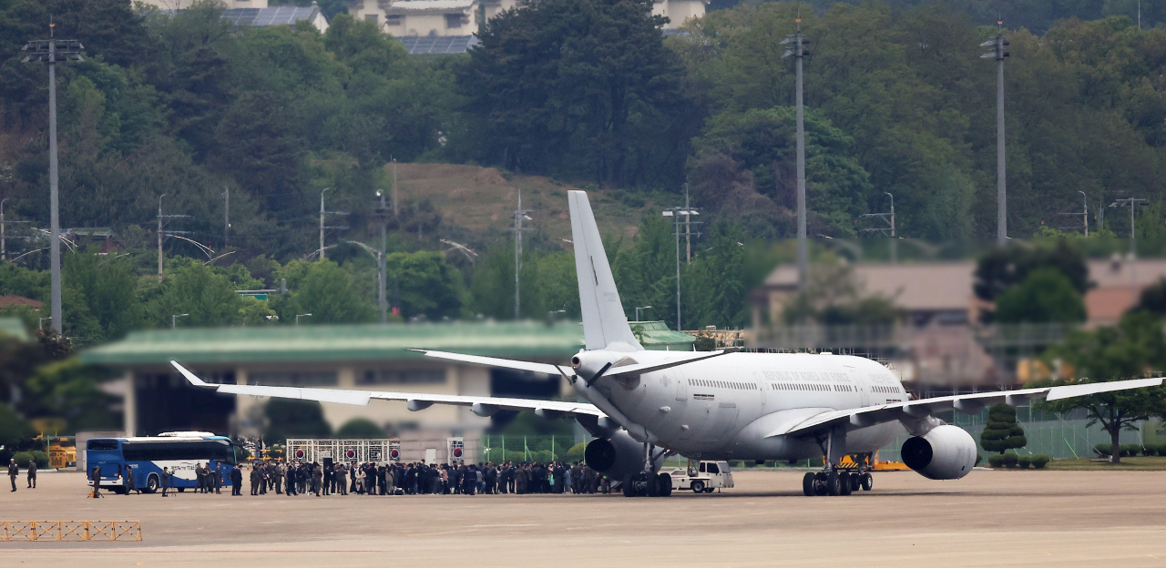 군벌 간 무력 분쟁을 피해 수단을 탈출한 교민 28명이 25일 오후 서울공항에서 우리 공군의 KC-330 '시그너스' 다목적 공중급유기 편으로 입국해 기체에서 내리고 있다. [연합]