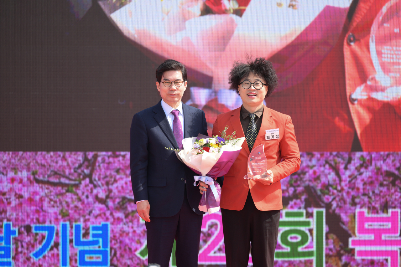 김광열 영덕군수와 홍보대사에 위촉된 방송인 최기정씨(오른쪽).[영덕군 제공]