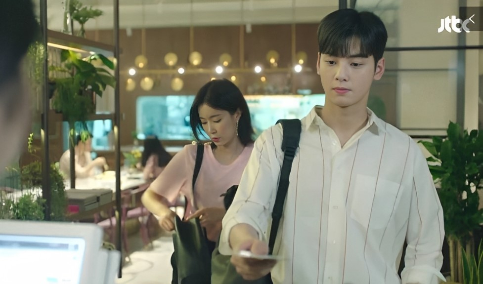A scene from the K-drama "Gangnam Beauty" in which the male protagonist (played by Cha Eun-woo) pays for a meal at a restaurant. (JTBC)