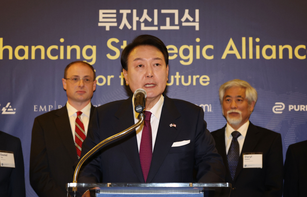 미국을 국빈 방문한 윤석열 대통령이 25일(현지시간) 워싱턴DC 미국 상공회의소 리 앤더슨룸에서 열린 투자신고식에서 모두발언하고 있다. [연합]