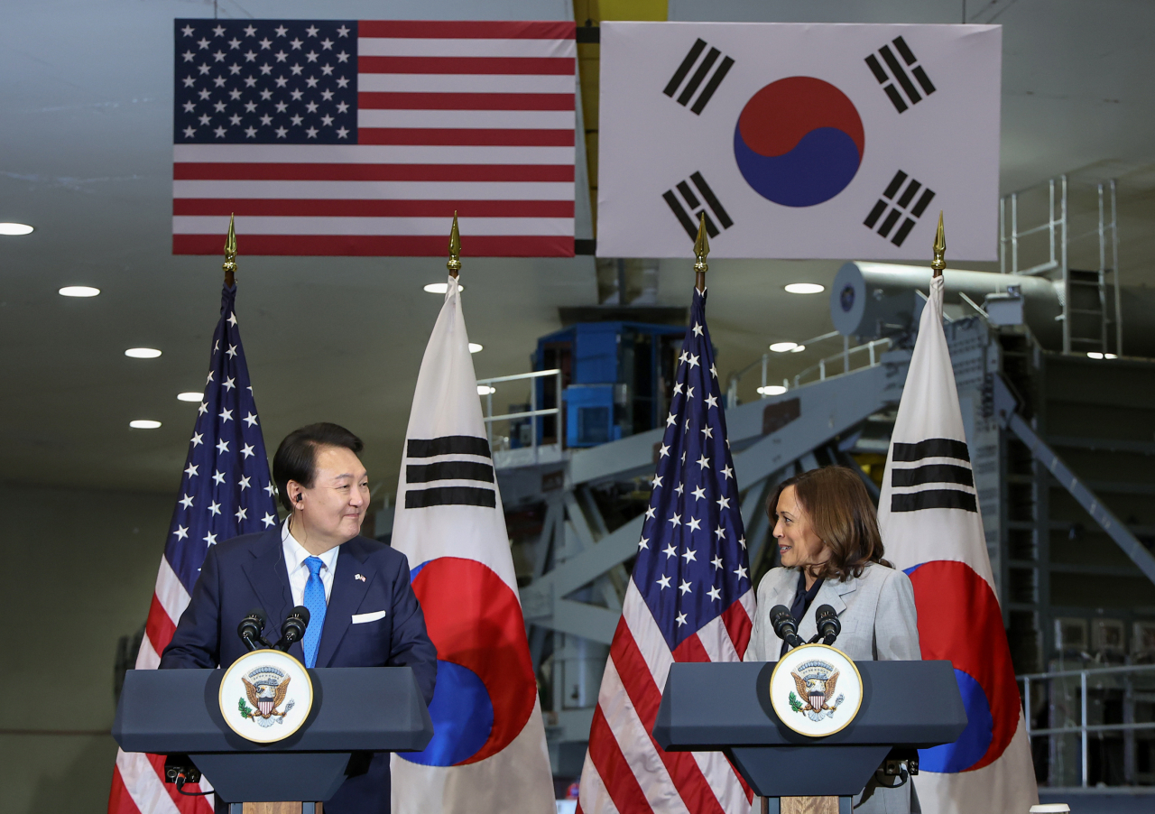 미국을 국빈 방문 중인 윤석열 대통령이 25일(현지시간) 워싱턴DC 인근의 미 항공우주국(NASA) 고다드 우주센터에서 카멀라 해리스 미국 부통령과 함께 연설을 준비하고 있다. [연합]