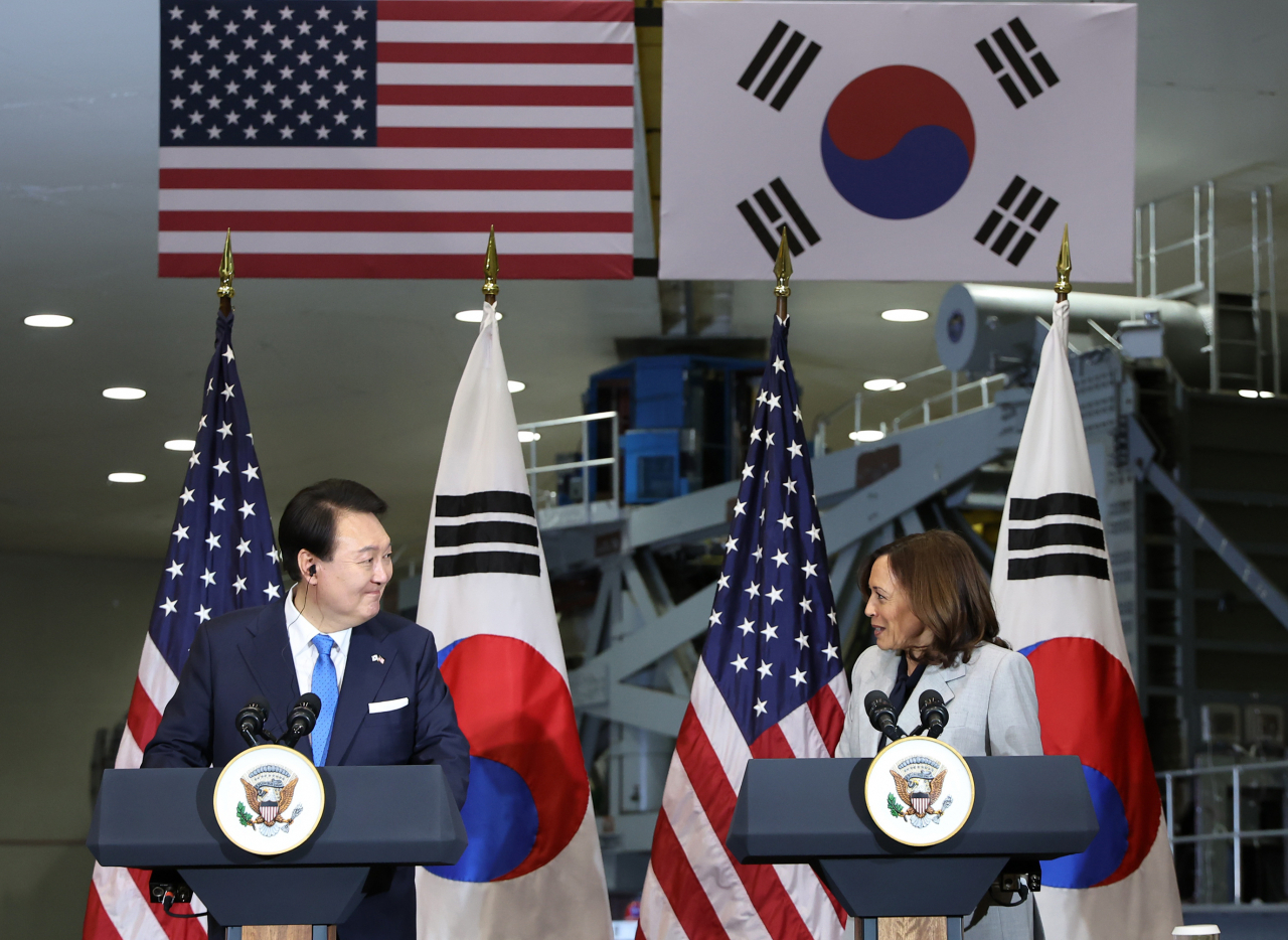 미국을 국빈 방문 중인 윤석열 대통령이 25일(현지시간) 워싱턴DC 인근의 미 항공우주국(NASA) 고다드 우주센터에서 연설을 준비하며 카멀라 해리스 미국 부통령과 대화하고 있다. [연합]