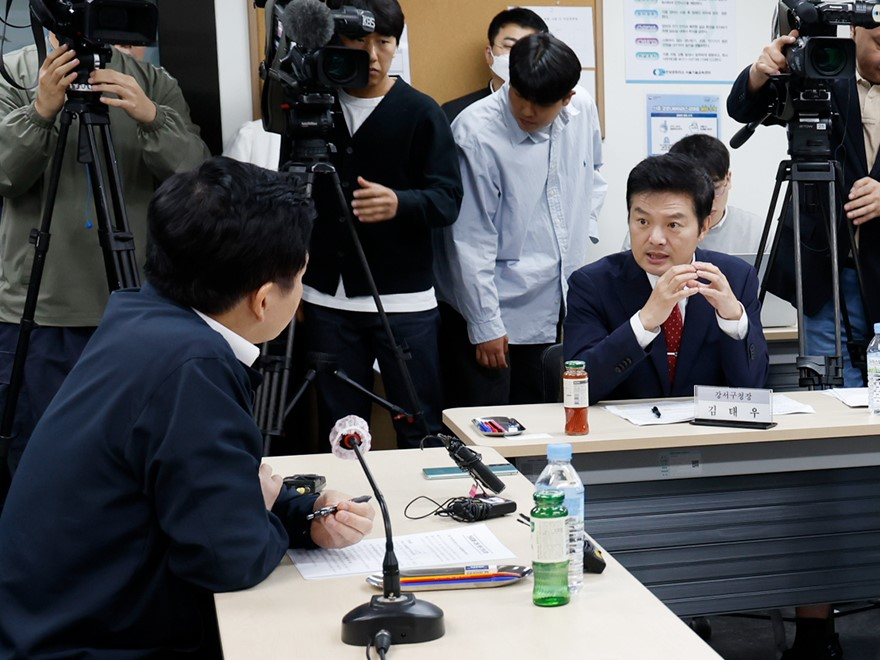 김태우 서울 강서구청장이 강서구 전세피해지원센터에서 전날 원희룡 국토교통부 장관과 만나 전세사기 피해자 지원 대책을 건의하고 있다. [강서구 제공]