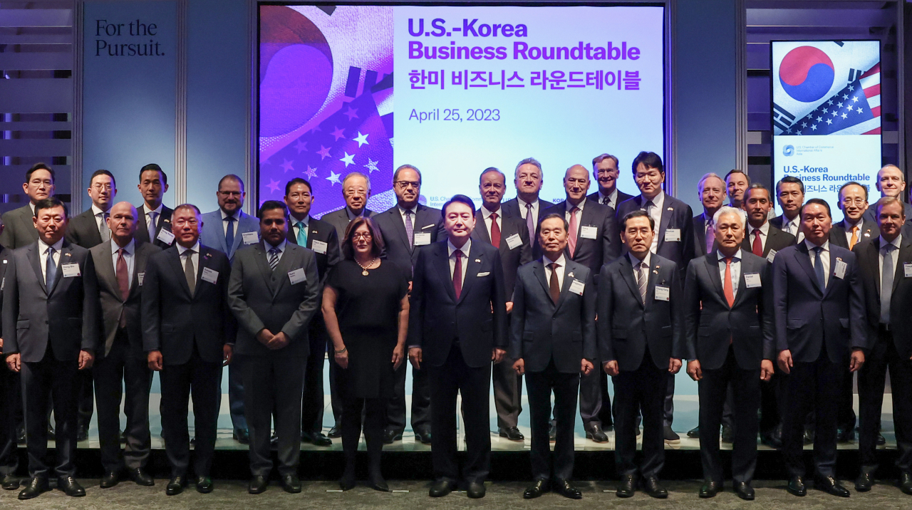 미국을 국빈 방문한 윤석열 대통령이 25일(현지시간) 워싱턴DC 미국 상공회의소에서 열린 한미 비즈니스 라운드테이블에서 참석 기업대표들과 기념촬영을 하고 있다. [연합]