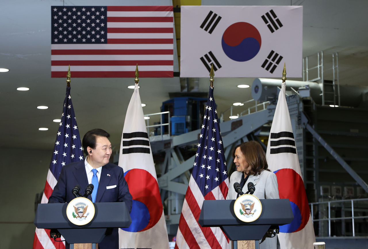 미국을 국빈방문 중인 윤석열 대통령이 25일(현지시간) 워싱턴DC 인근 미 항공우주국(NASA) 고다드 우주센터에서 카멀라 해리스 미국 부통령과 공동연설에 앞서 눈인사를 나누고 있다. [연합]