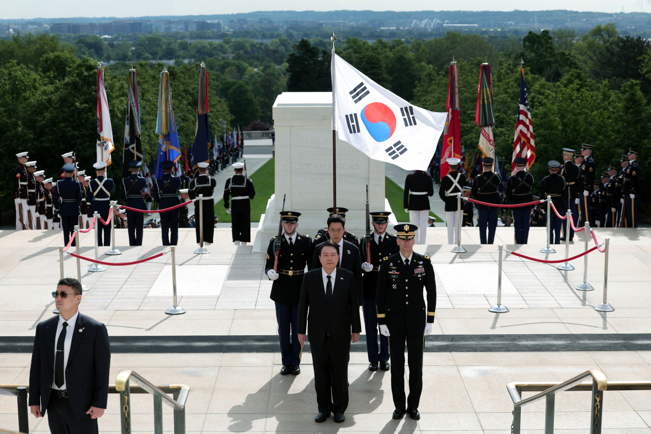 미국을 국빈 방문한 윤석열 대통령이 25일 오전(현지시간) 워싱턴DC 인근 알링턴 국립묘지를 참배하고 있다. [연합]