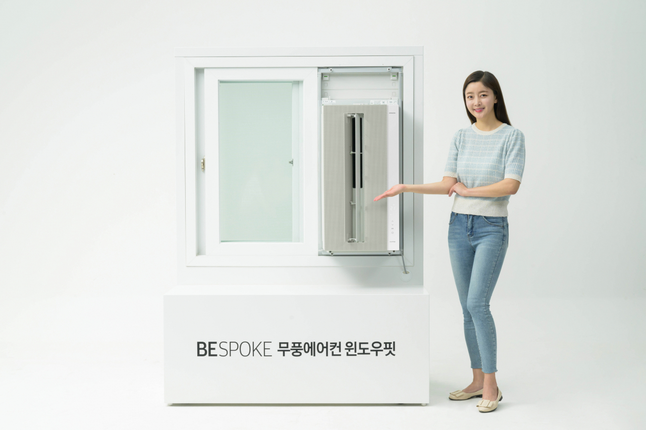 삼성전자 모델이 창문형 에어컨 최초로 무풍 냉방 기능이 적용된 ‘비스포크 무풍에어컨 윈도우핏’을 소개하는 모습[삼성전자 제공]