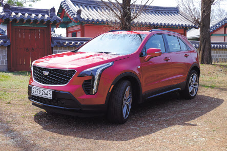 캐딜락 XT4. 방패 모양의 블랙 라디에이터 그릴이 눈길을 사로잡는다.