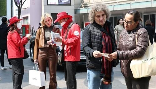 This file photo shows foreign tourists visiting Seoul's popular shopping district of Myeongdong. (Yonhap)