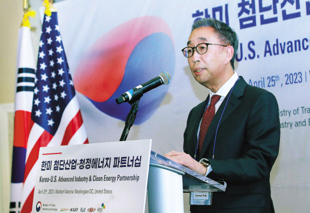 박지원 두산에너빌리티 회장이 25일(현지시간) 미국 워싱턴 D.C.에서 열린 ‘한미 첨단산업·청정 에너지 파트너십 행사’에서 대표 발언을 하고 있다. [두산에너빌리티 제공]