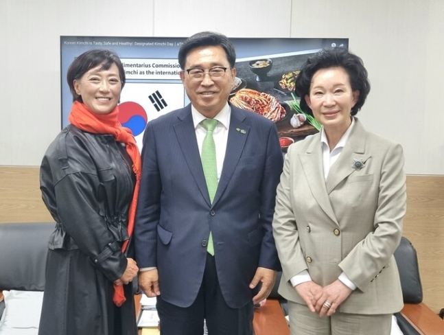 장정은 한영문화교류재단 이사(왼쪽부터), 국농수산식품유통공사 김춘진 사장, 이하연 식품명인(대한민국김치협회장)