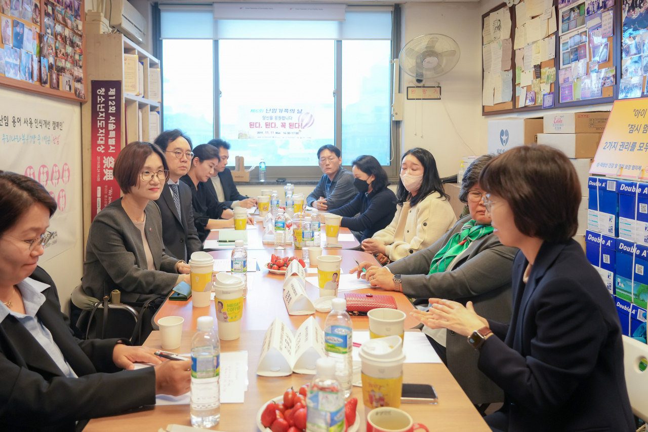 (사)한국난임가족연합회에서 난임 당사자와 난임 전문 의사들의 의견을 청취하고 있는 김영미 저출산·고령사회위원회 부위원장(왼쪽 두번째) [저출산·고령사회위원회 제공]