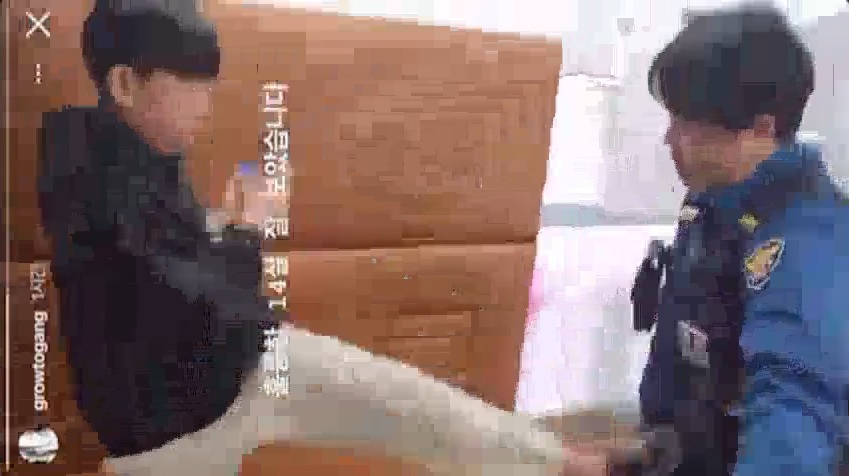 10대 청소년이 경찰서 지구대나 파출소로 추정되는 곳에서 수갑을 찬 채 경찰관에게 발길질을 하고 있다.[온라인 커뮤니티]