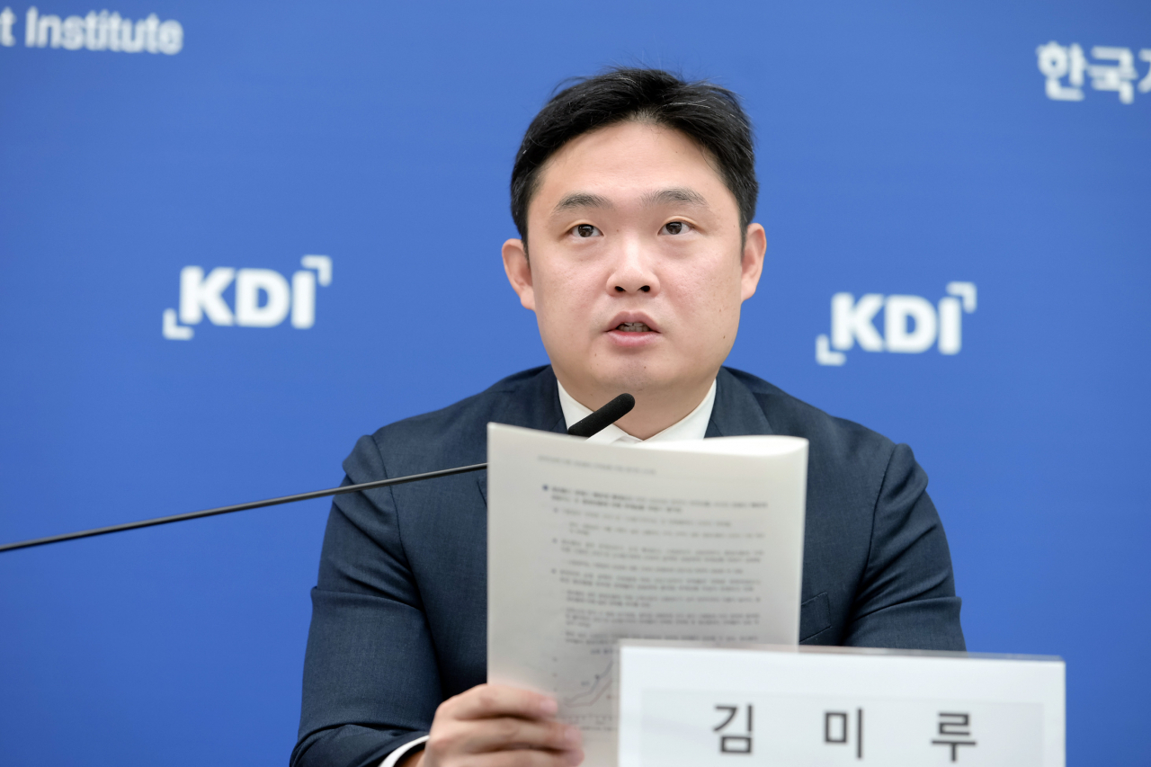 김미루 한국개발연구원(KDI) 경제전망실 연구위원이 26일 세종정부청사 기획재정부 기자실에서 '금리 인상에 따른 청년층의 부채상환 부담 증가와 시사점' 보고서를 발표하고 있다.[KDI 제공]